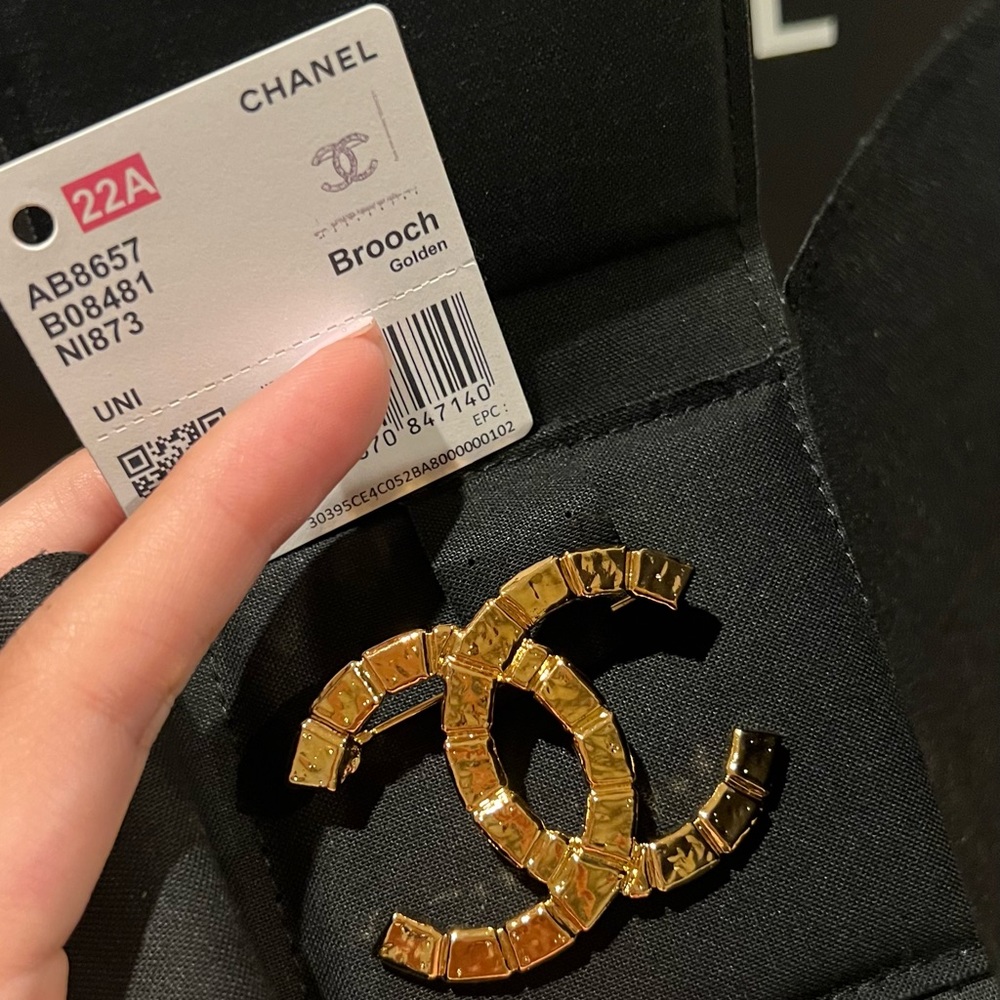 NWT 22A gorgeous hard to get Chanel gold brooch, brand new in box!